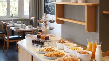 Free daily buffet breakfast