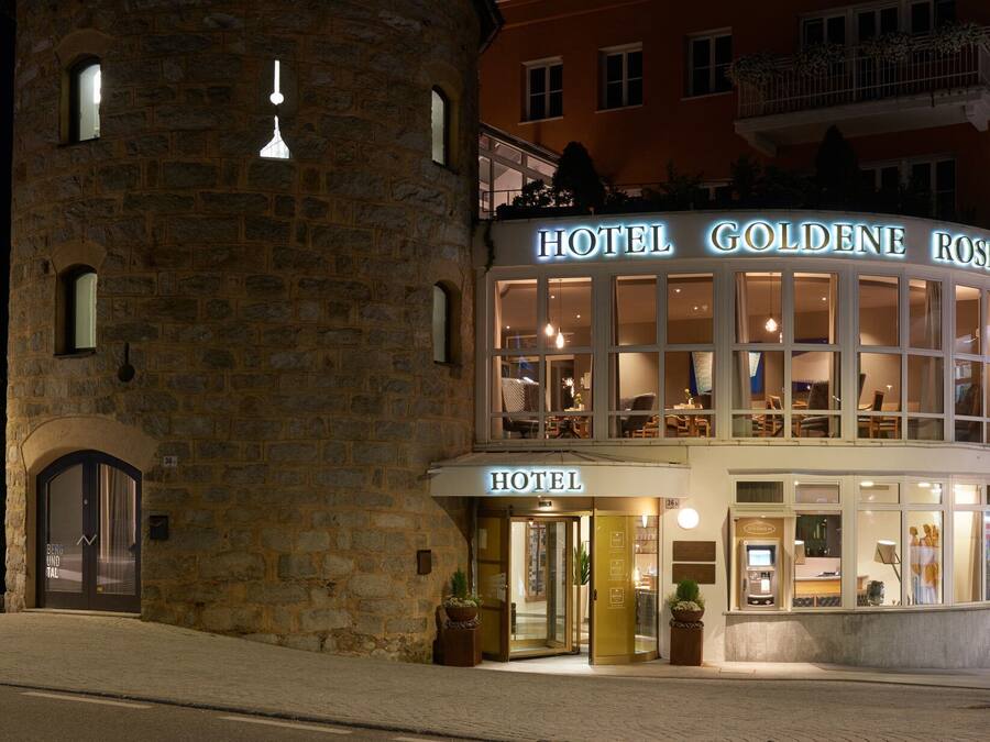 Un hotel con facciata in pietra e ampie finestre.