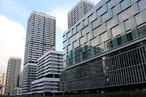 A modern high-rise building with multiple floors and large windows. - Yue Jia Apartment Shenzhen Bay Branch (Shenzhen)