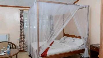In-room safe, desk, free WiFi