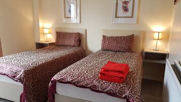 Twin Room, 2 Single Beds | Iron/ironing board, free WiFi