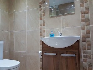 Twin Room, 2 Single Beds | Bathroom | Shower