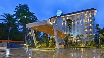 واجهة المنشأة - في المساء/الليل