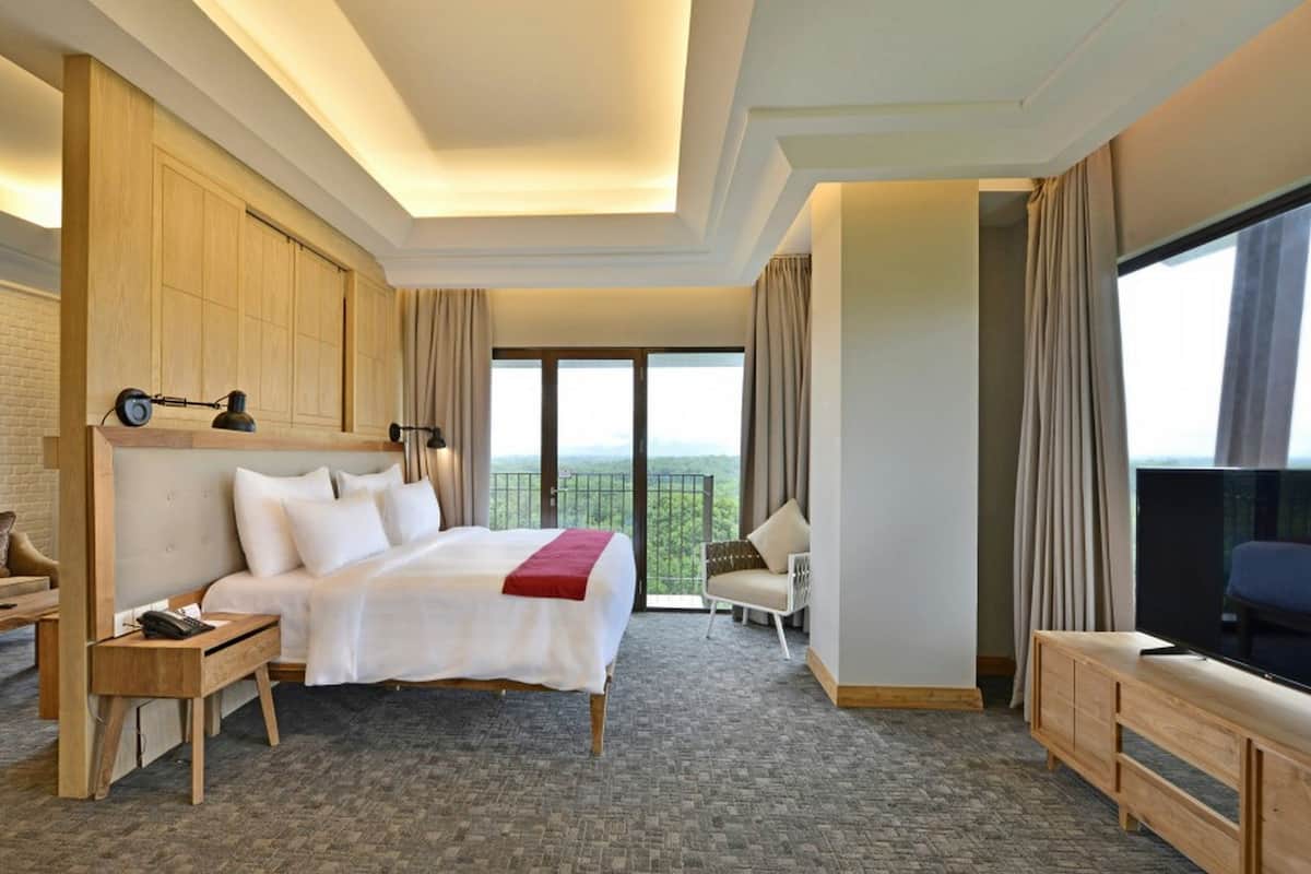 Suite, 1 Double Bed | Desk, blackout drapes, WiFi (free), bed sheets