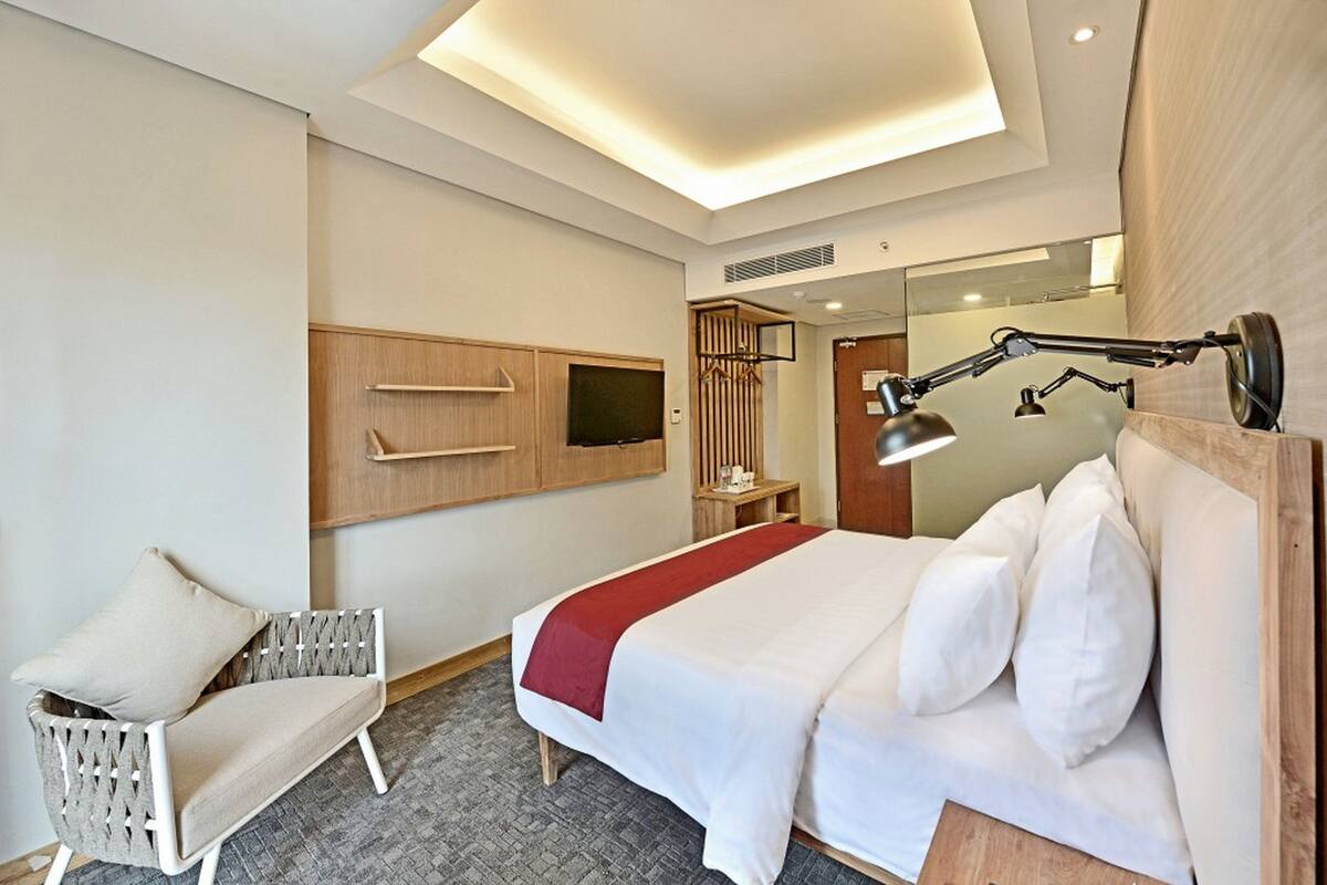 Deluxe Room | Desk, blackout drapes, WiFi (free), bed sheets