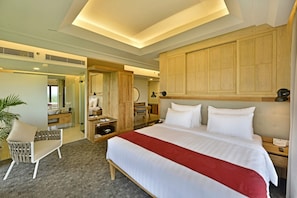 Suite, 1 Double Bed | Desk, blackout drapes, free WiFi, bed sheets