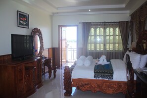 خزنة داخل الغرفة ومكتب وواي فاي مجانًا