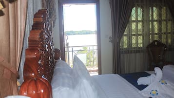 Kahden hengen deluxe-huone | Tallelokero huoneessa, työpöytä, ilmainen Wi-Fi