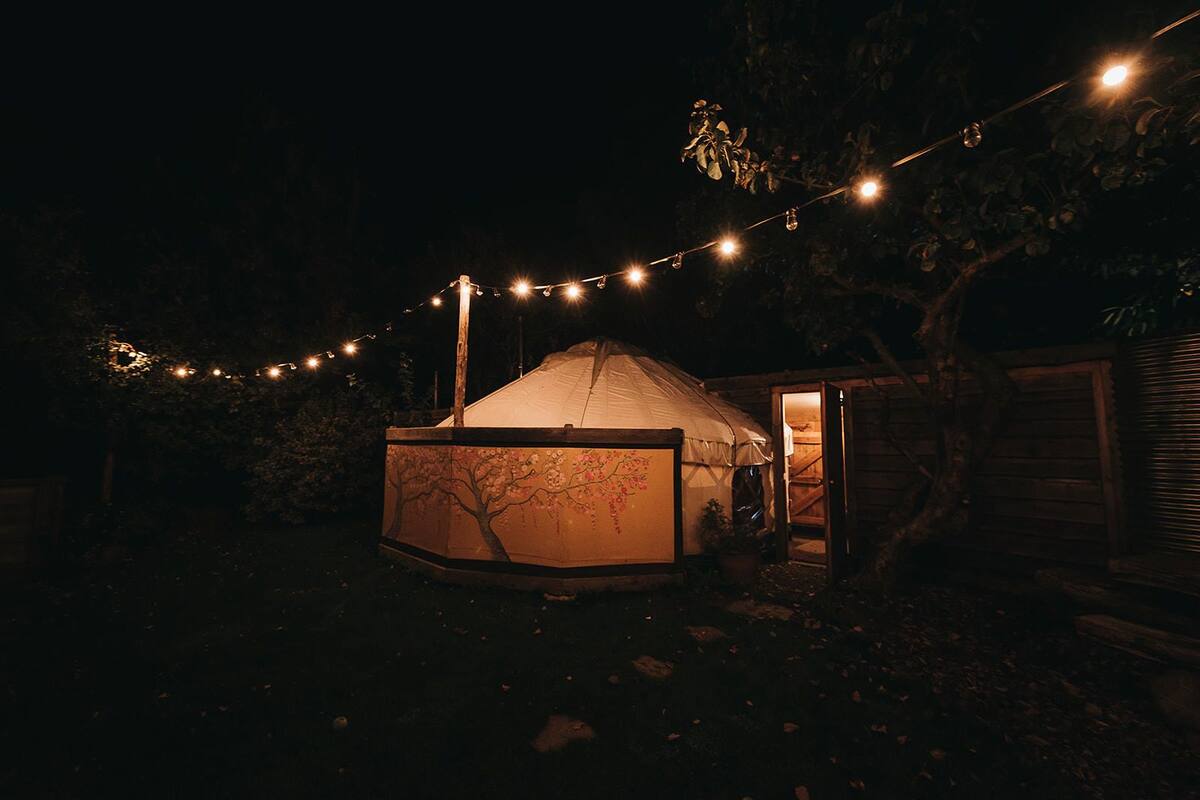 客房, 1 张特大床, 按摩浴缸, 一层 (Yurt) | 迷你吧、熨斗/熨衣板、免费 WiFi