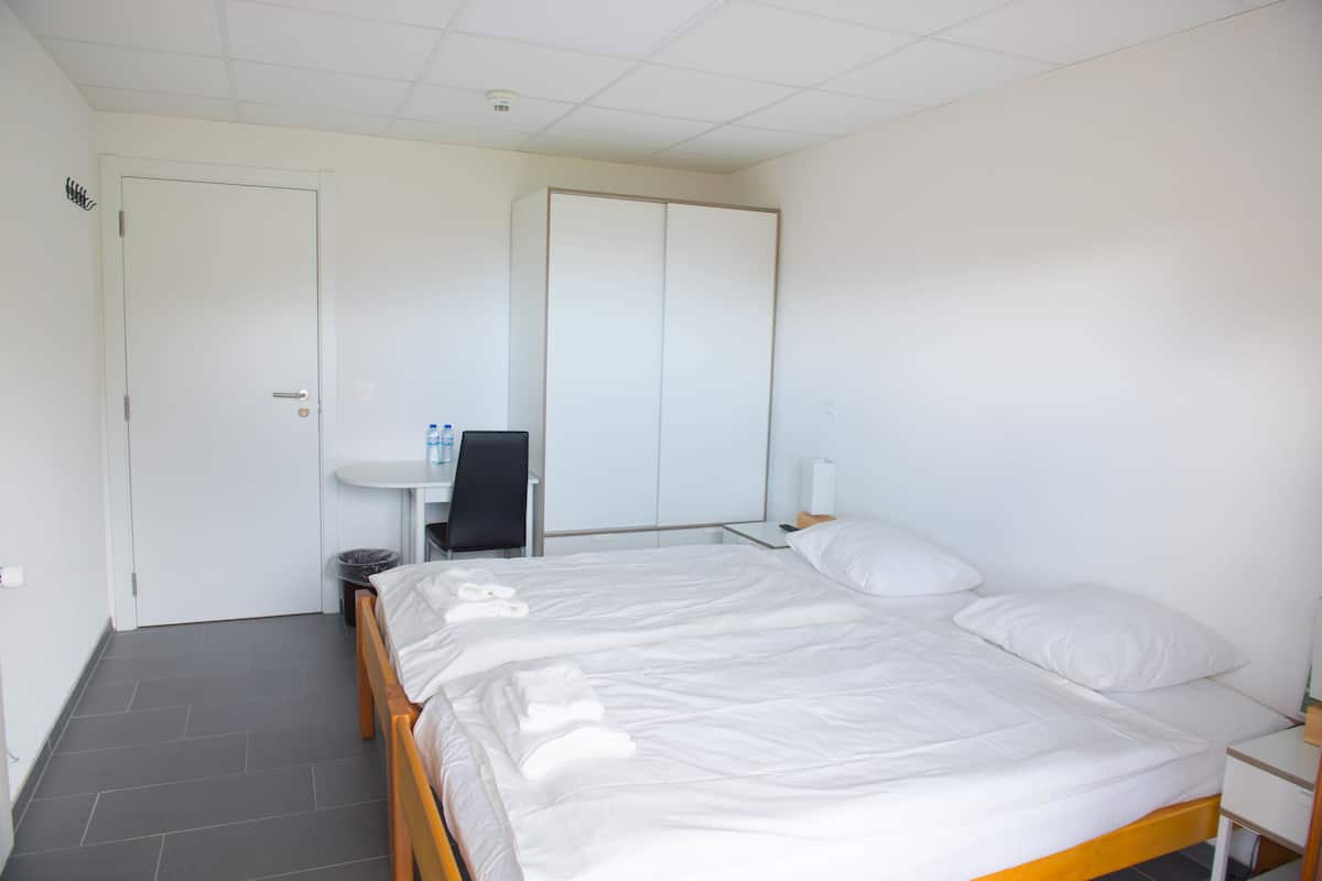 Quarto casal, vista para a montanha | Área de estar | TV de tela plana