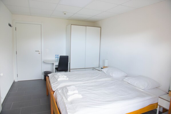 Quarto casal, vista para a montanha | Área de estar | TV de tela plana