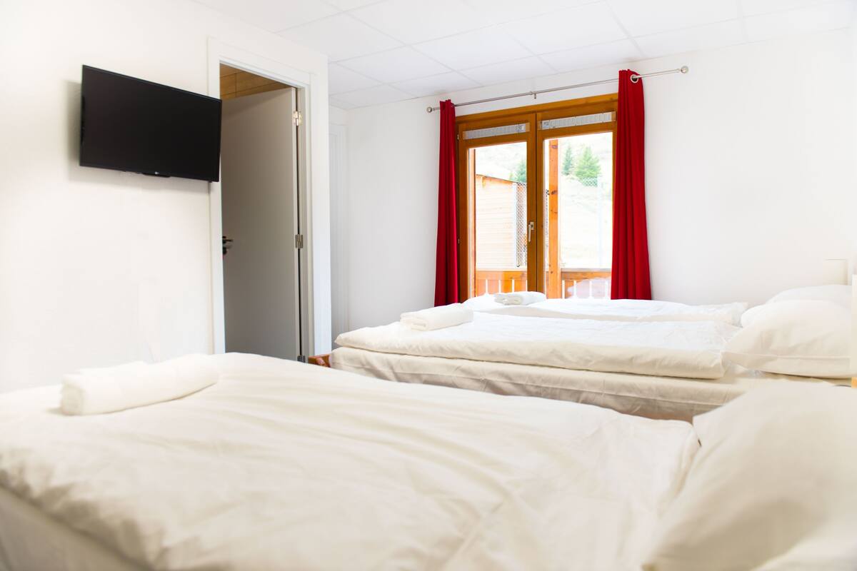 Quarto triplo clássico, 3 camas de solteiro | Escrivaninha, Wi-Fi de cortesia