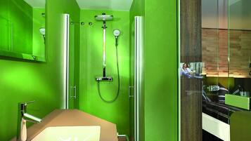 Habitación Confort doble | Baño | Ducha, artículos de higiene personal gratuitos y secador de pelo