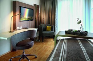 Comfort Double Room | In-room safe, desk, soundproofing, iron/ironing board