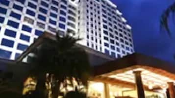 Fachada da propriedade à noite