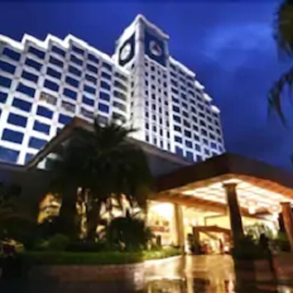 Front of property - evening/night - Dongguan Gladden Hotel (Dongguan)