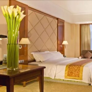 Minibar, in-room safe, desk, laptop workspace - Dongguan Gladden Hotel (Dongguan)