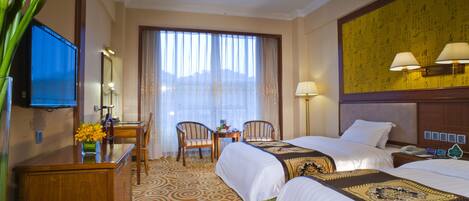 迷你吧、客房内保险箱、办公桌、笔记本电脑工作区