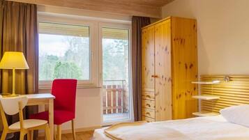 Einzelzimmer, Balkon | 1 Schlafzimmer, Schreibtisch, Bettwäsche