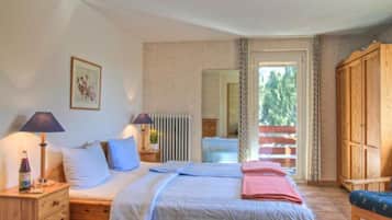 Double Room, Guesthouse Birke | Schreibtisch, Bettwäsche