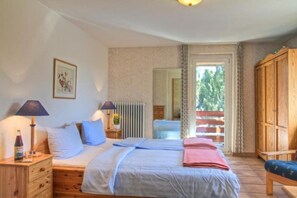 Escritorio y ropa de cama 