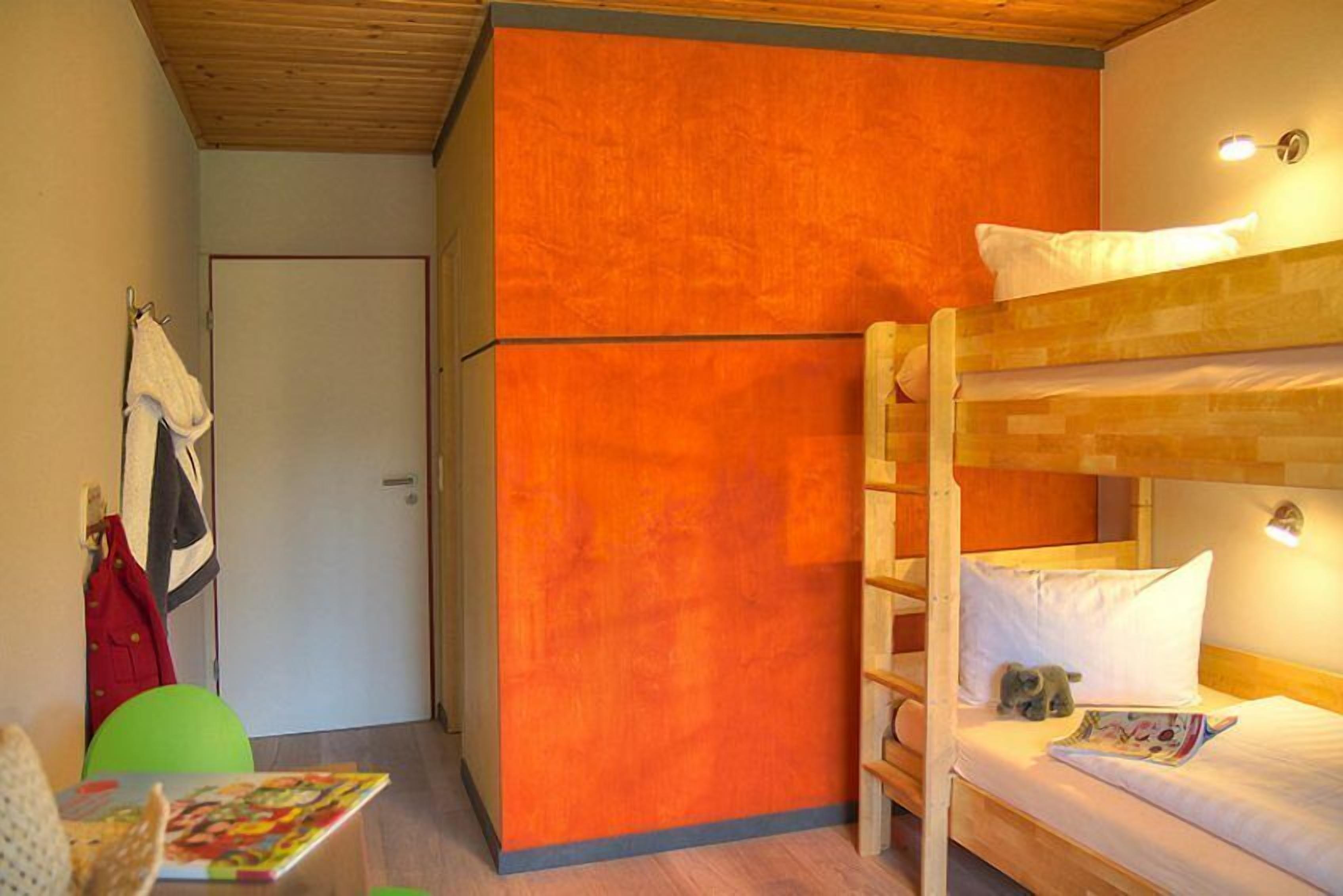 Familjerum | Skrivbord och sängkläder