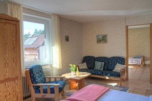 Double Room, Guesthouse Birke | Living area | 30-inch flat-screen TV with satellite channels, TV - Biohotel Spöktal (Bispingen)