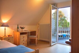 单人房, 阳台 | 办公桌、床单