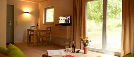 Eco Cottage, 2 Bedrooms, Terrace | Oppholdsrom | En 30-tommers Flatskjerm-TV med Parabol-TV samt TV