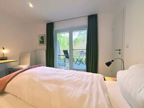 Double Room, Guesthouse Birke | Skrivebord, sengetøj