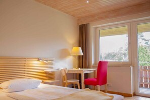 Habitació individual, balcó | Escriptori i roba de llit 