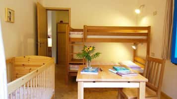 Comfort-Apartment, 2 Schlafzimmer, Erdgeschoss | 1 Schlafzimmer, Schreibtisch, Bettwäsche