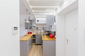 Appartement, 1 chambre | Cuisine privée | Grand réfrigérateur, micro-ondes, plaque de cuisson, lave-vaisselle