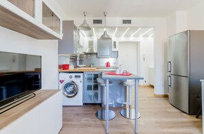 Großer Kühlschrank, Mikrowelle, Herdplatte, Geschirrspüler