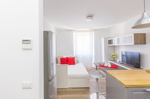 Apartment, 1 Schlafzimmer | Wohnbereich | 40-Zoll-Flachbildfernseher mit Digitalempfang, Fernseher