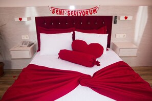 Honeymoon Room | Premium bedding, in-room safe, desk, soundproofing - Avesis Hotel (Nusaybin)