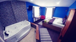 Deluxe Double Room, Jetted Tub | Premium bedding, desk