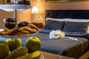Camas con efecto memoria, muebles diferentes y escritorio 