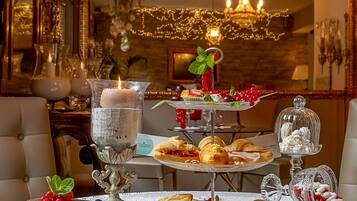 TĂ€gliches inbegriffenes FrĂŒhstĂŒck zur Selbstbedienung