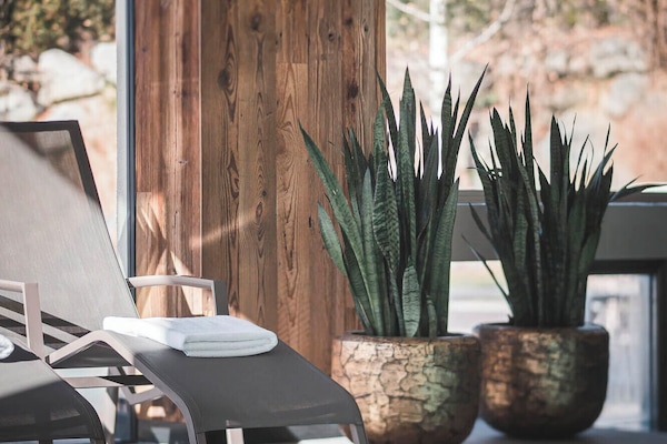 Indoor pool, 2 outdoor pools, free cabanas, pool umbrellas