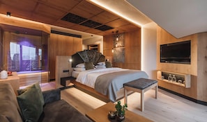 Hypo-allergenic bedding, down duvets, in-room safe, desk