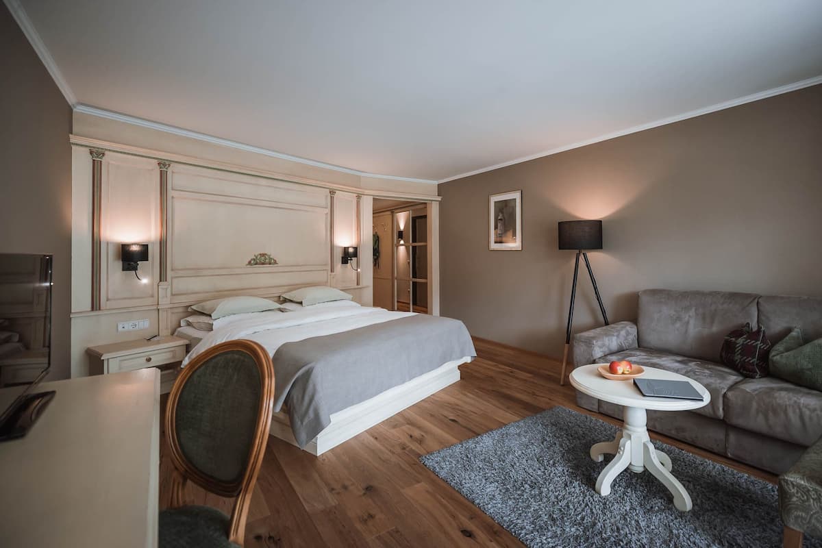 Chambre double, balcon | Literie hypoallergénique, couette en duvet, coffre-fort, bureau