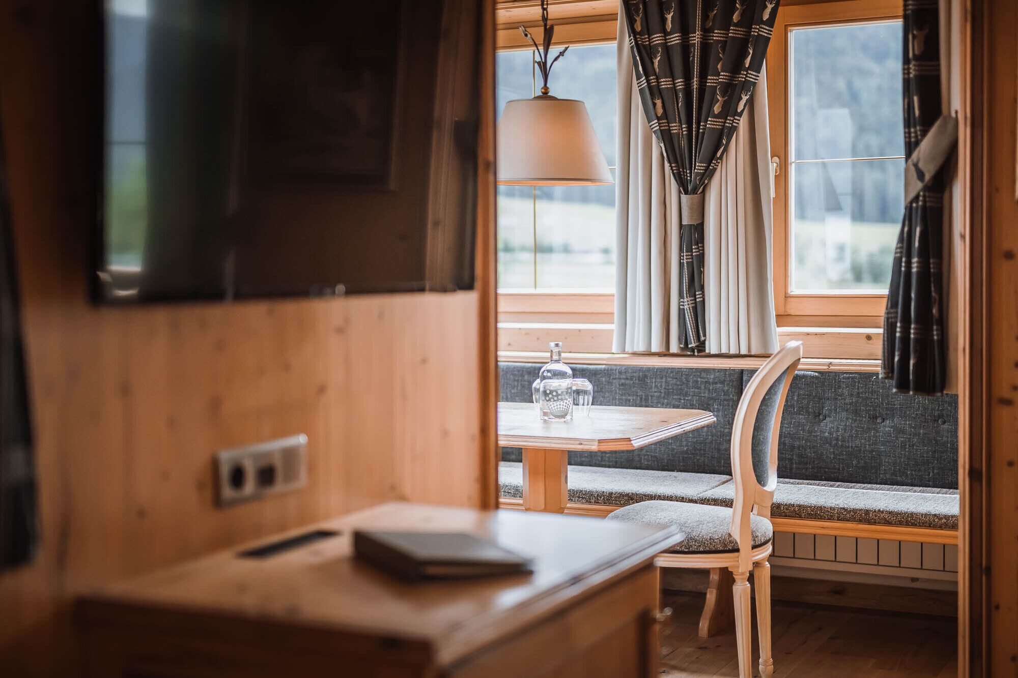 Dreibettzimmer | Allergikerbettwaren, Daunenbettdecken, Zimmersafe, Schreibtisch