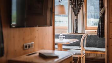 Dreibettzimmer | Allergikerbettwaren, Daunenbettdecken, Zimmersafe, Schreibtisch