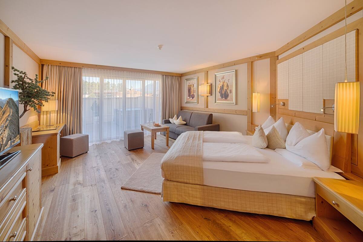 Double Room | Hypo-allergenic bedding available, down comforters, in-room safe, desk