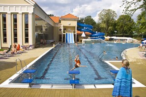 3 kolam renang indoor dan 2 kolam renang outdoor, dengan kursi berjemur