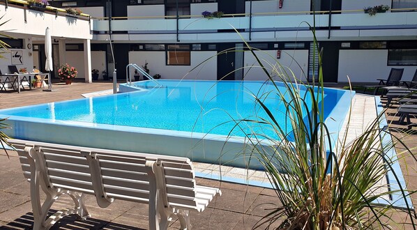 Piscina externa sazonal, piscina aquecida, espreguiçadeiras