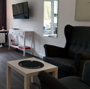 Estúdio design, sacada | Área de estar | TV de tela plana, mesa de pingue-pongue