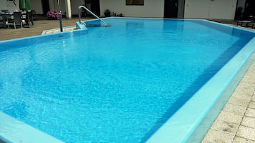AuĂenpool (je nach Saison geöffnet), beheizter Pool, LiegestĂŒhle