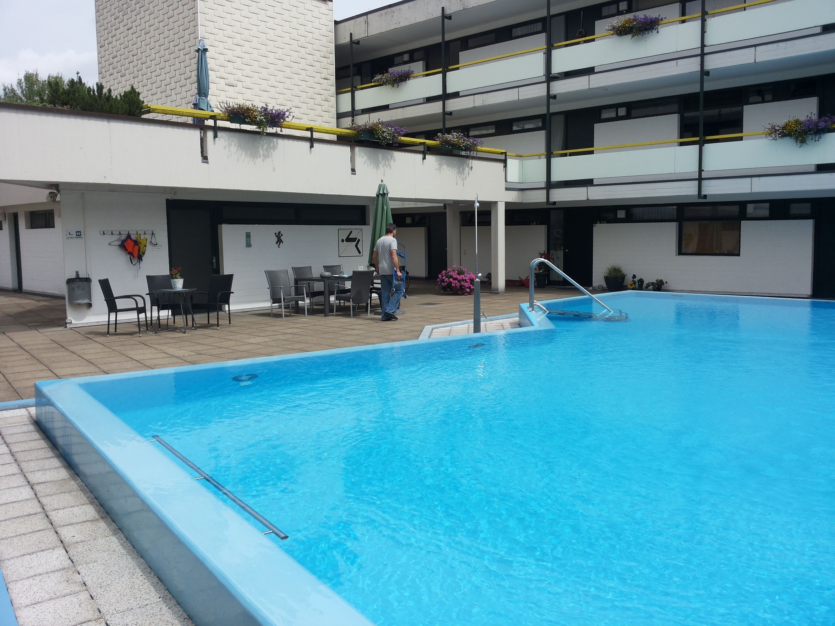 季節性室外游泳池和溫水游泳池，提供日光浴躺椅